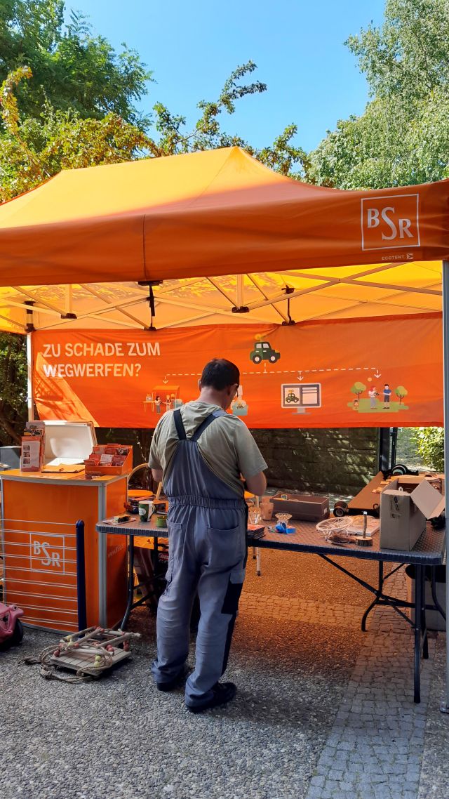 Das war der BSR Kieztag Marienfelde! 🌻
Wir bedanken uns für euer zahlreiches Erscheinen! ♻️🧡
Danke auch an @bsr_berlinerstadtreinigung @ba_tempelhof_schoeneberg und @kunst.stoffe für das tolle Rahmenprogramm! 🎨✍🏼