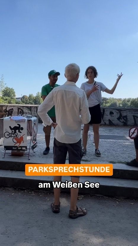 Das war: unsere Parksprechstunde am Weißen See! ⛵️

Warum darf man hier nicht Rad fahren? Warum ist das Schwimmen nur im Strandbad erlaubt? Was machen die Parkläufer:innen im Park? Wofür ist das Parkmanagement verantwortlich? 🤔💭 
Diese und weitere Fragen interessieren dich brennend und du hast vielleicht sogar selbst Vorschläge für zukünftige Aktionen im Park? 
Dann komm einfach bei unserer nächsten Sprechstunde vorbei oder schreib uns ein Kommentar! 🧡